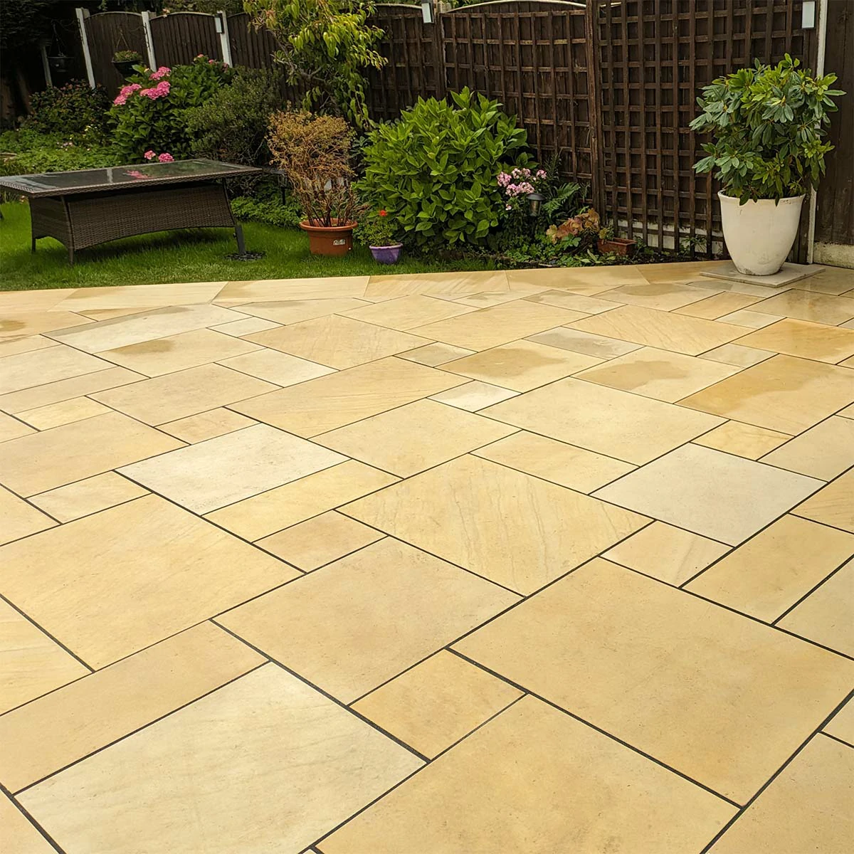 Sawn Mint Indian Sandstone Paving Slabs - Patio Kit - 20mm